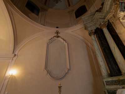 ...cos� come risultano vuoti i medaglioni situati sui muri che ospitavano le tele di San Gennaro e San Nicola